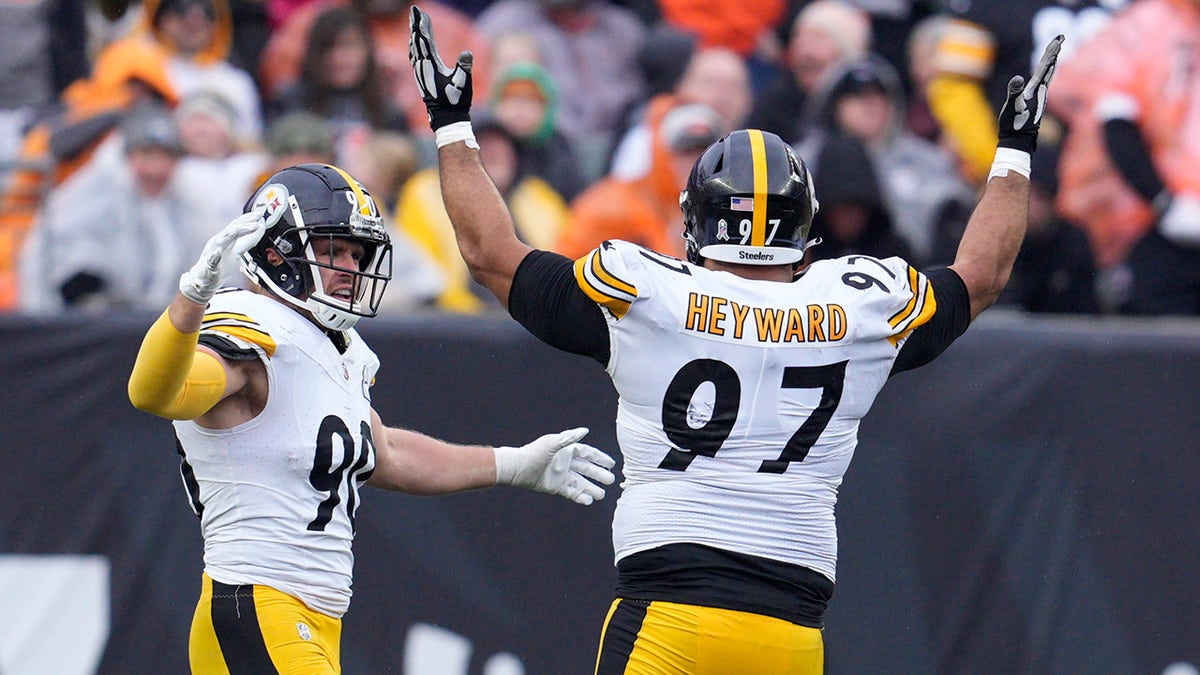 La defensa de los Steelers celebra