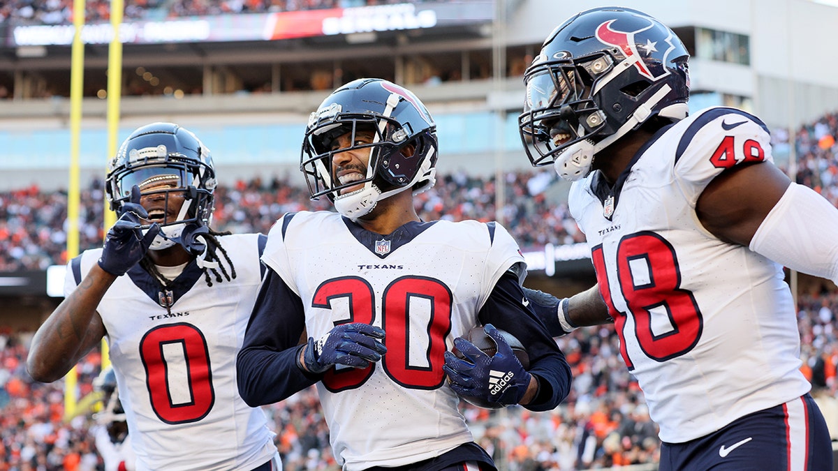 Texans defense celebrate interception