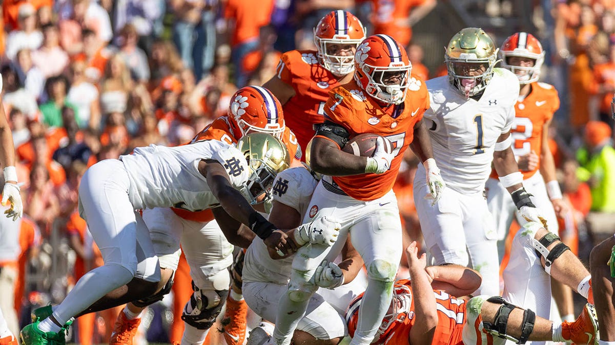 Fans storm the field after Clemson pulls off upset of Notre Dame in thriller 2 Clemson Tigers runs with the football