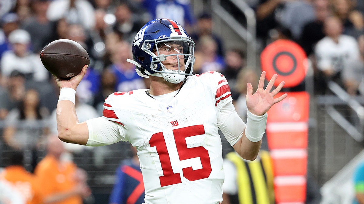 Tommy DeVito throws ball