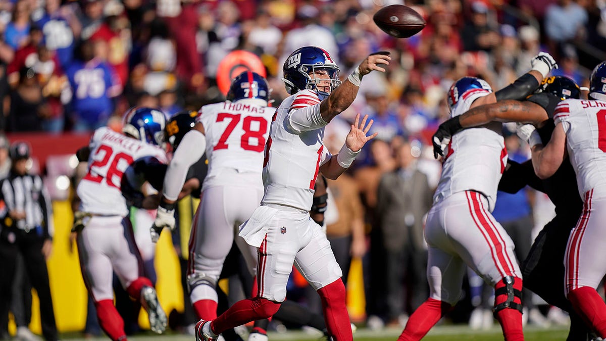 Tommy DeVito throws