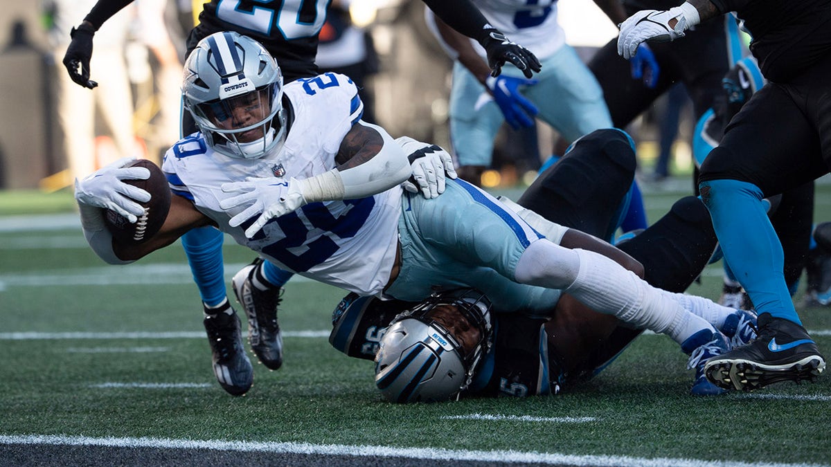 Tony Pollard reaches for touchdown