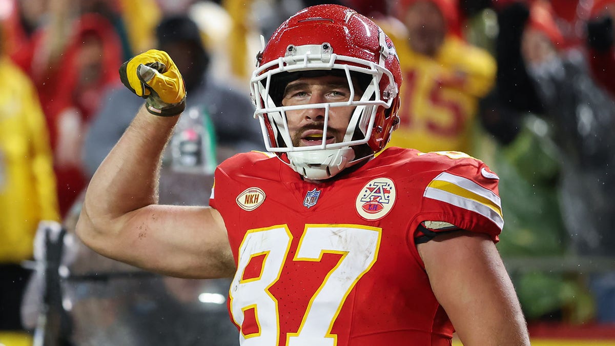 Travis Kelce celebrates