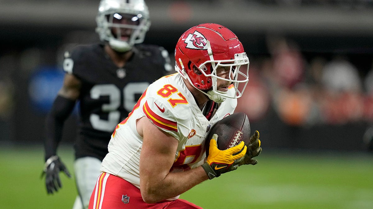 Travis Kelce catches and runs