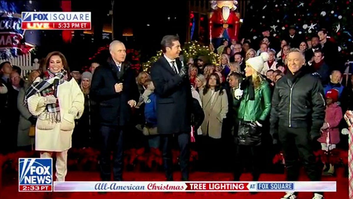 De Vijf zijn mede-presentatoren van Fox News Media Christmas Tree