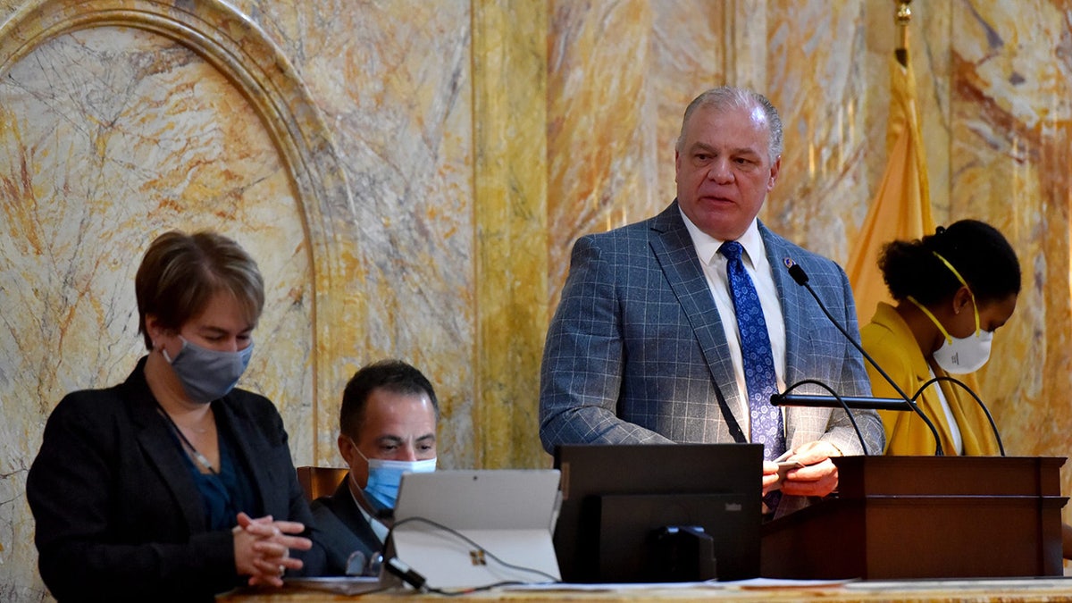  NJ Senate President Stephen Sweeney presides over a session