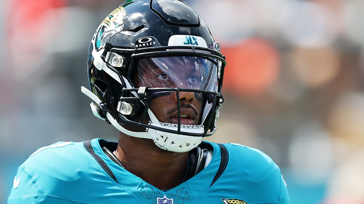 Jaguars’ Zay Jones Arrested On Domestic Battery Charge, Records Show ...