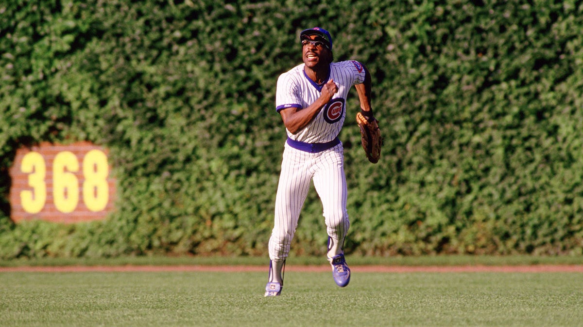 Andre Dawson playing outfield for Cubs