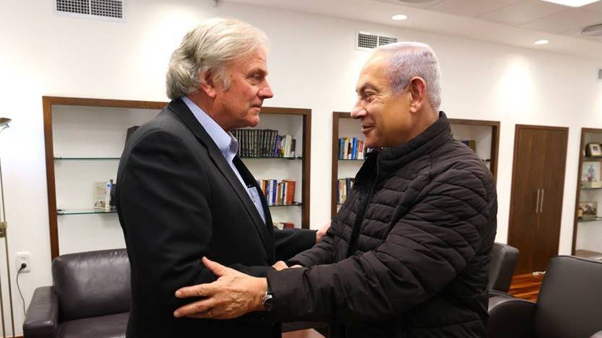 Franklin Graham and Benjamin Netanyahu shaking hands