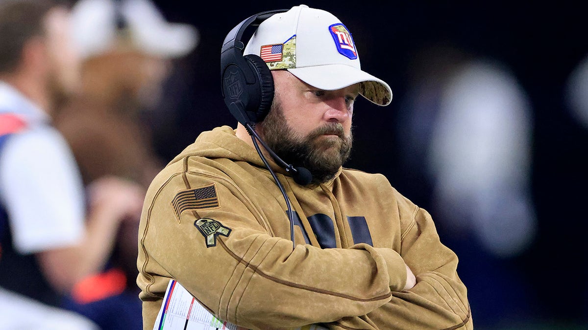 Brian Daboll stands on the sidelines