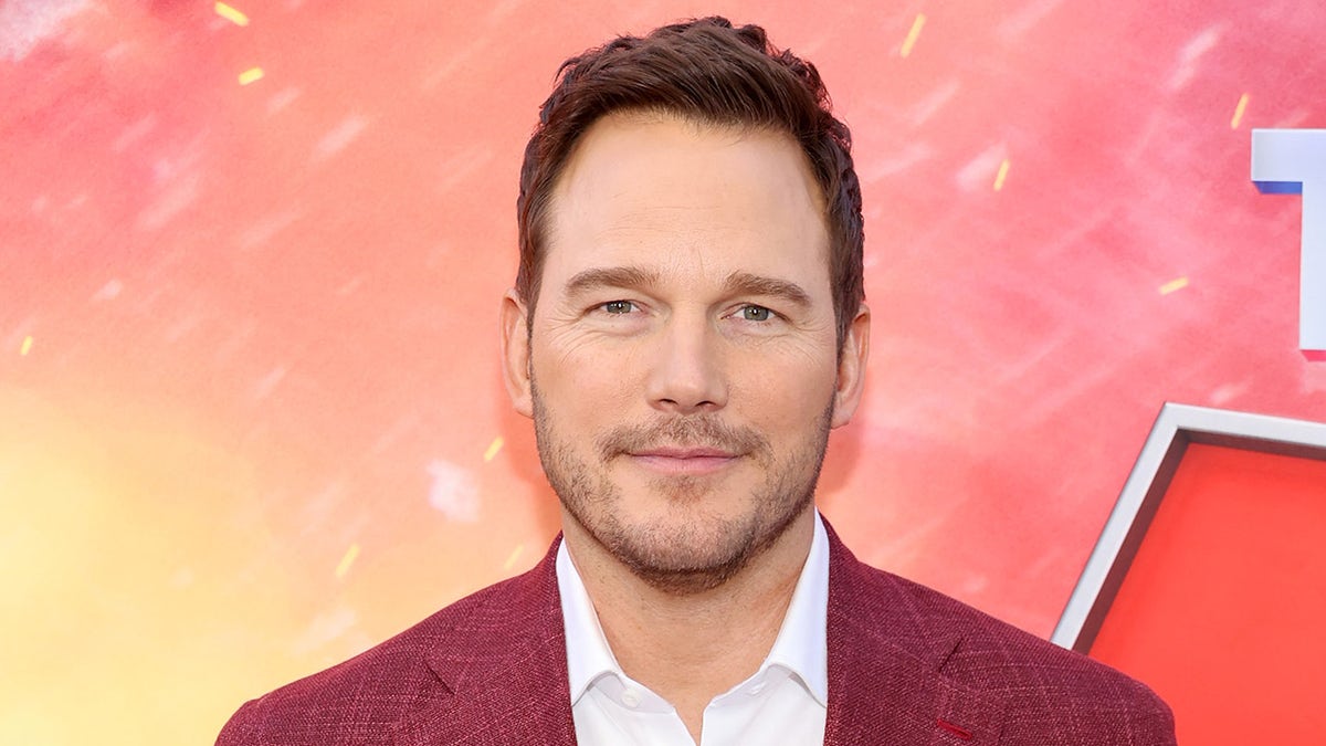 Chris Pratt indossa un abito rosso all'evento di Hollywood