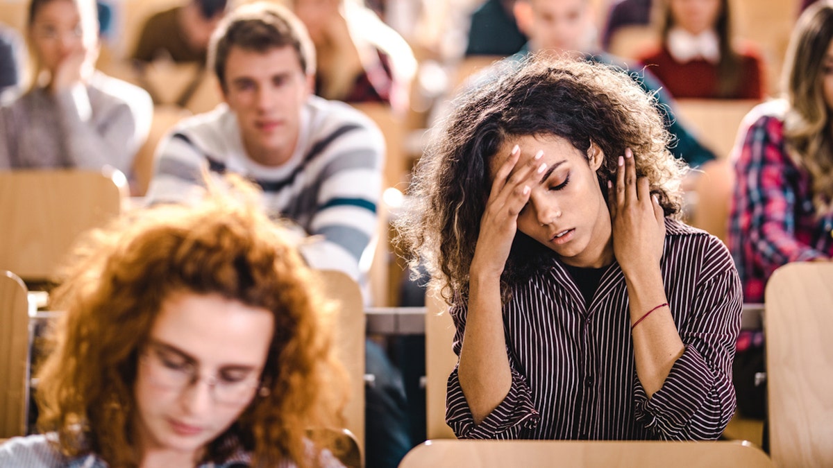 Estudante universitária sobrecarregada