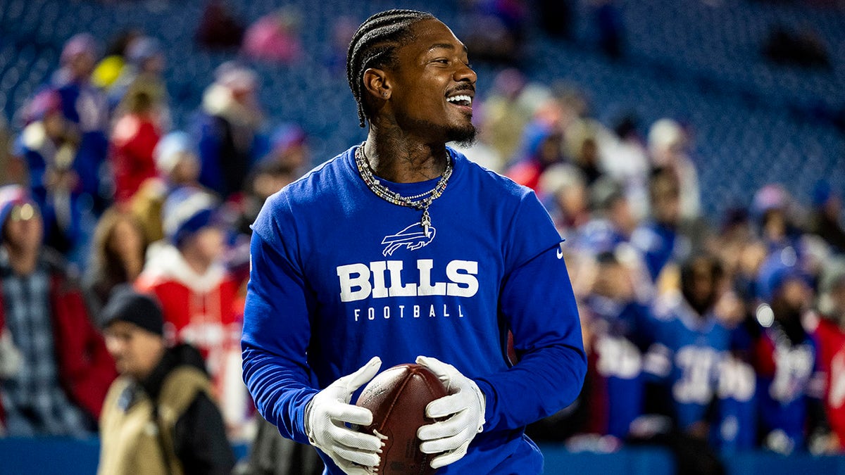 Stefon Diggs warms up before a game