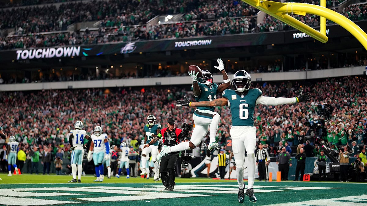 Roleplay Off the Field Helps the Eagles on It - The New York Times