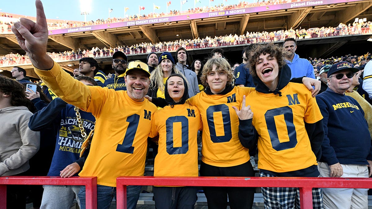 Fans celebrate 1000 wins