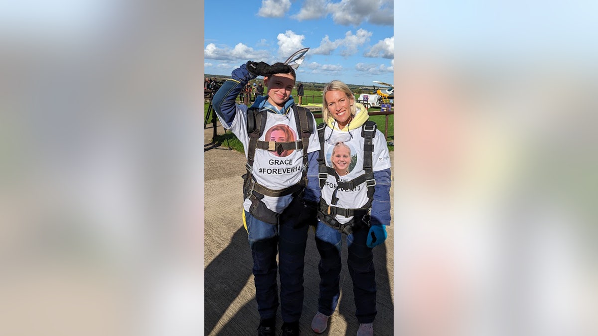 Mom and sister skydive