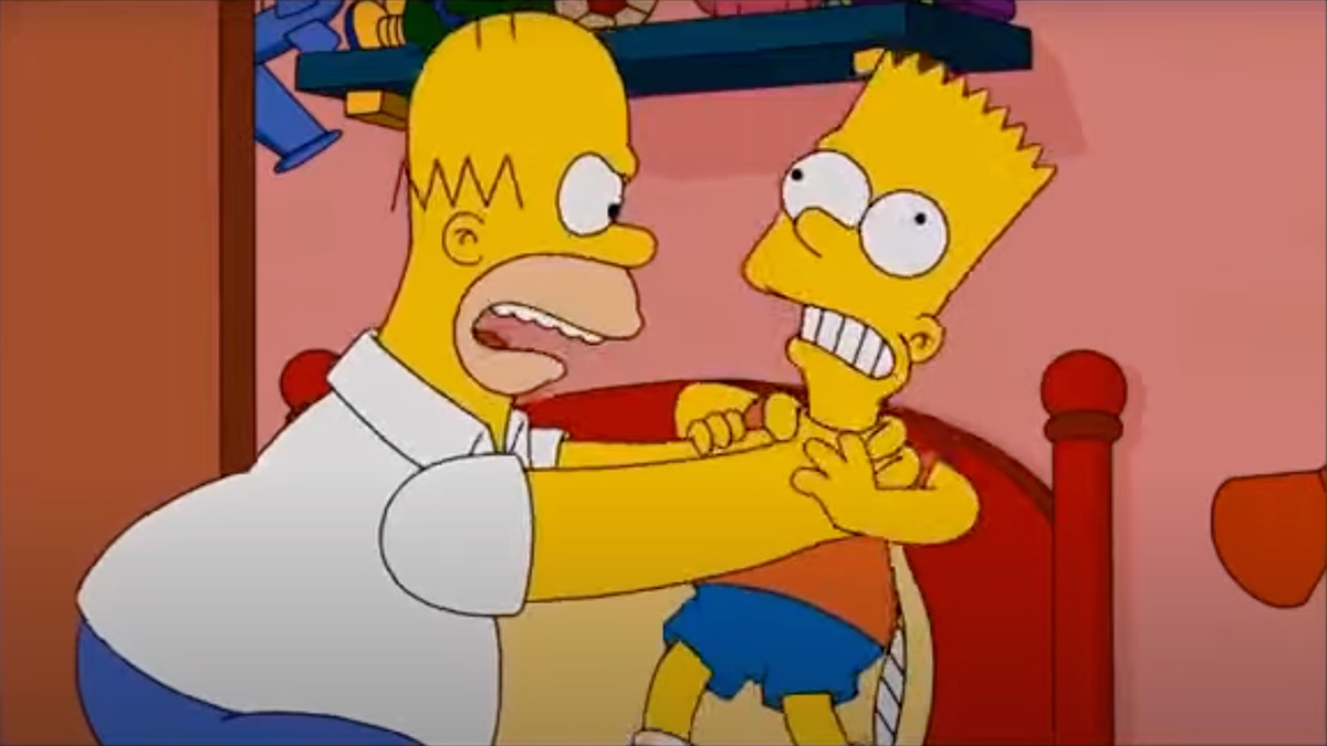 Homer Simpson de "Os Simpsons" em uma camisa branca estrangula o filho Bart em uma roupa laranja e azul