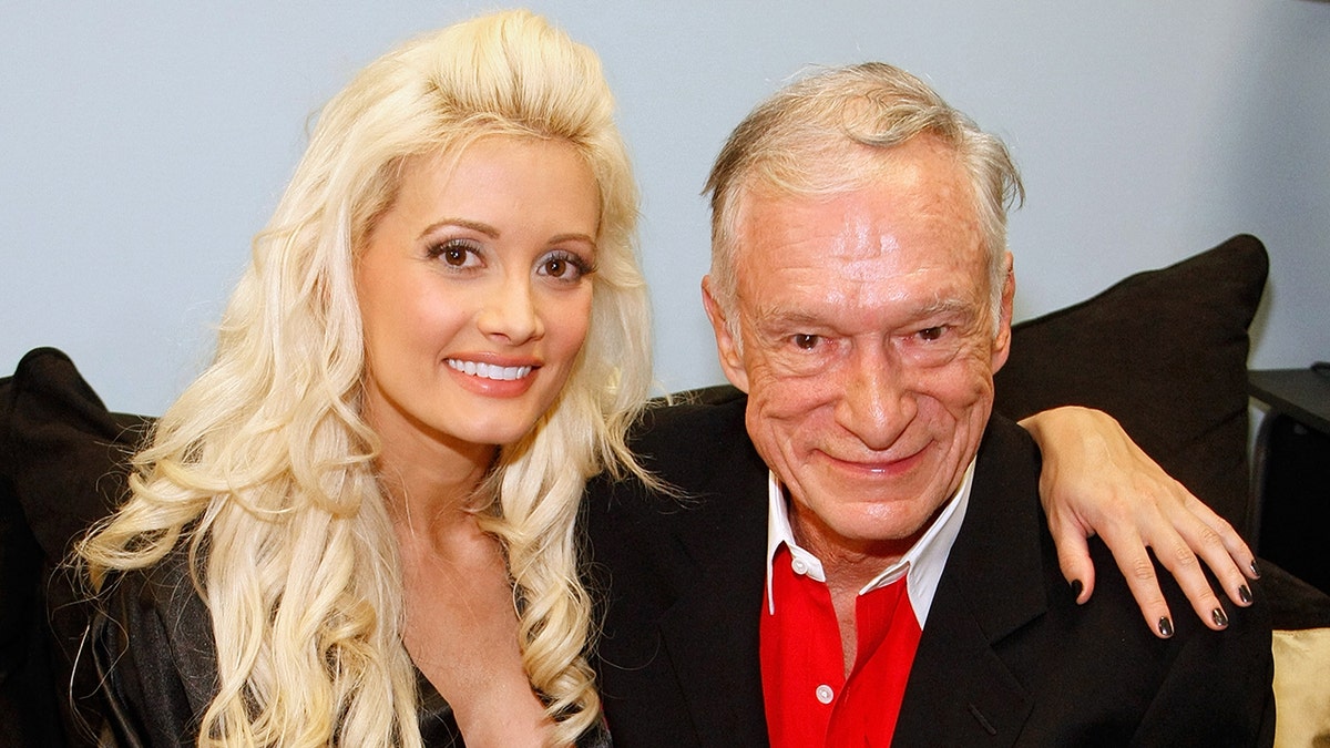 Holly Madison y Hugh Hefner juntos en un camerino
