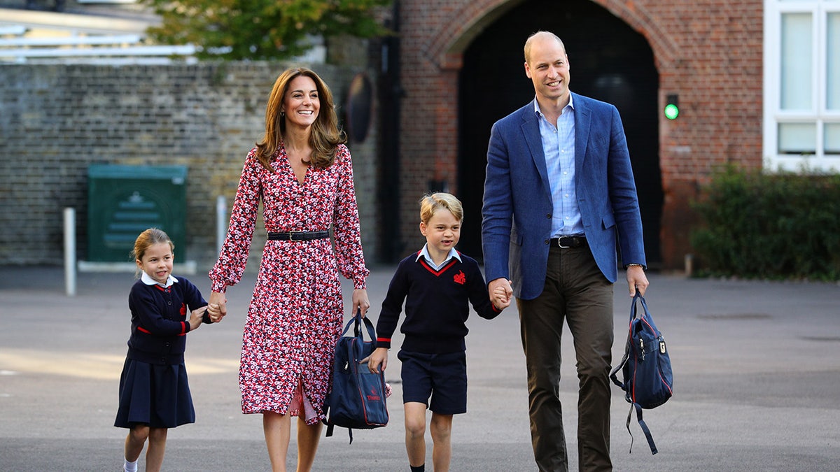 Kate Middleton levando seus filhos para a escola com um vestido estampado vermelho
