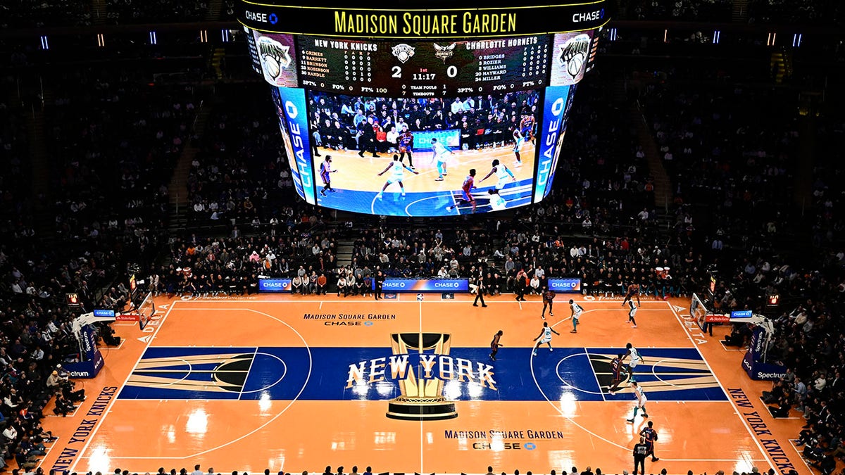 Knicks in season tournament court