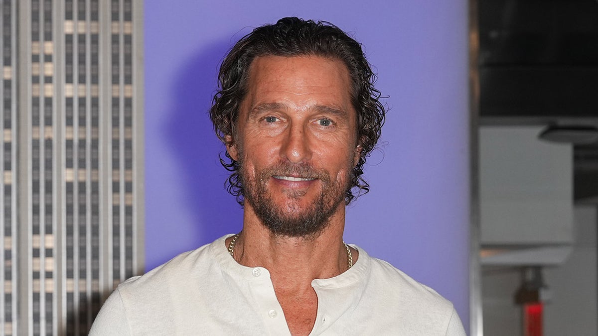 Matthew McConaughey visita l'Empire State Building indossando una maglietta bianca