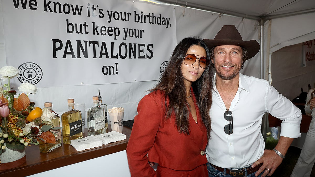 Matthew McConaughey e Camila Alves posano al tequila bar prima della partita del Texas
