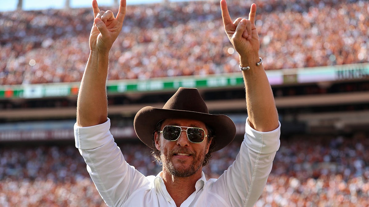 Matthew McConaughey saluta i fan dell'Università del Texas