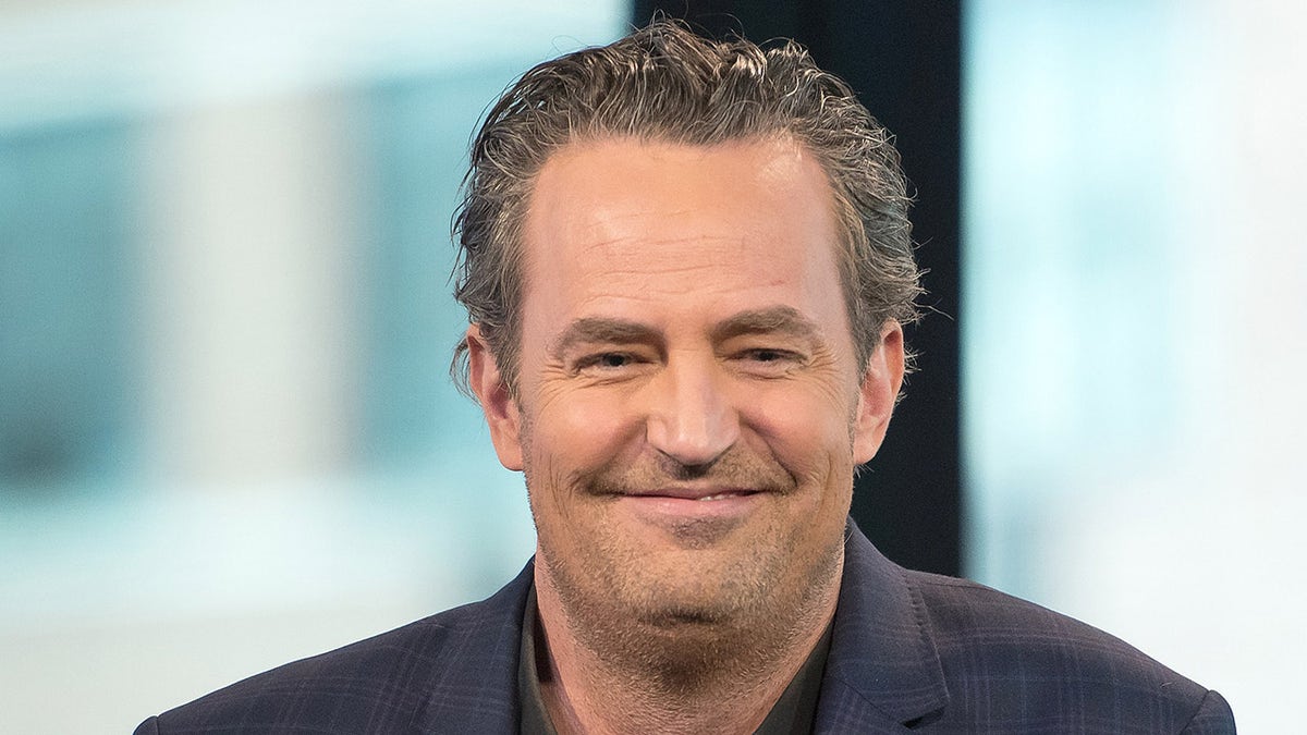 Matthew Perry sorride durante il seminario