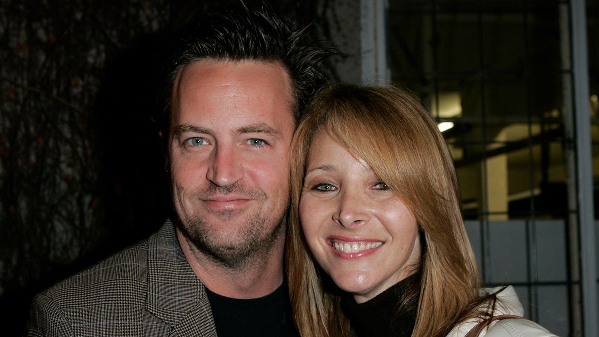 Lisa Kudrow and Matthew Perry smile on red carpet