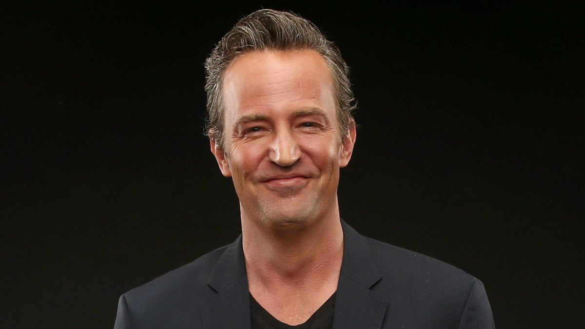 Matthew Perry sorride durante le sessioni di ritratto in studio al TCA tour