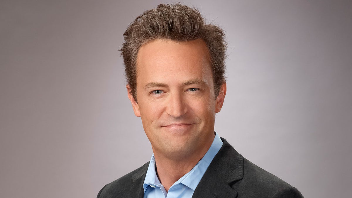 Matthew Perry indossa blazer e camicia blu per le promozioni