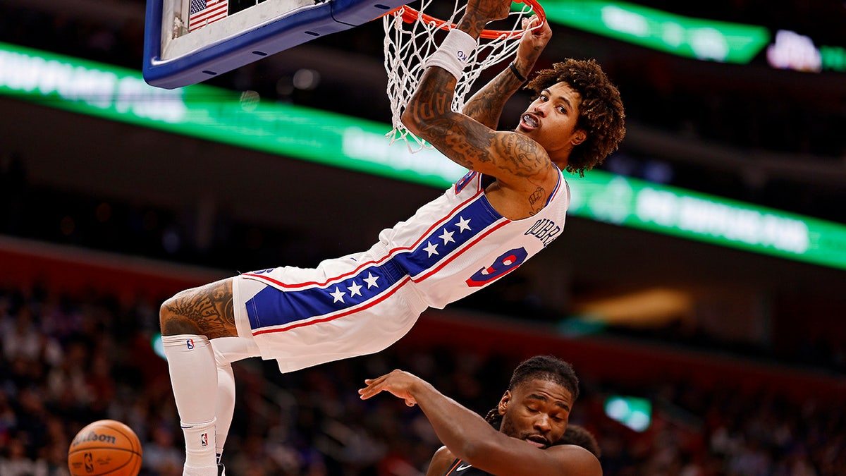 Kelly Oubre dunking
