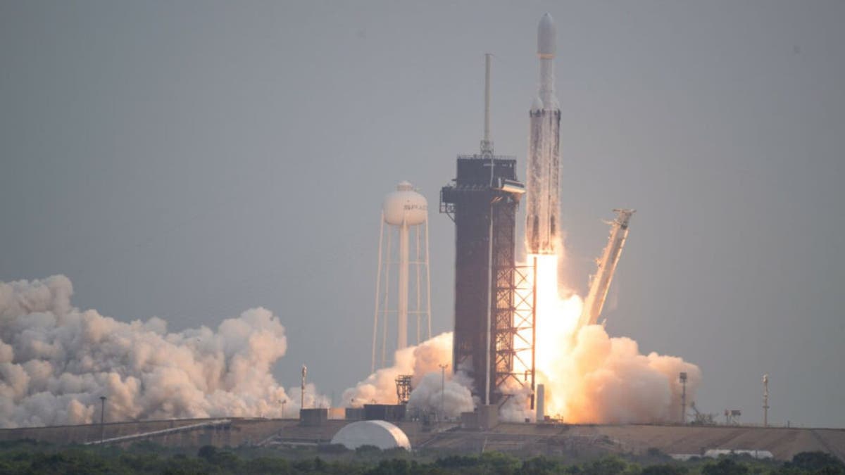 SpaceX Falcon Heavy rocket launch