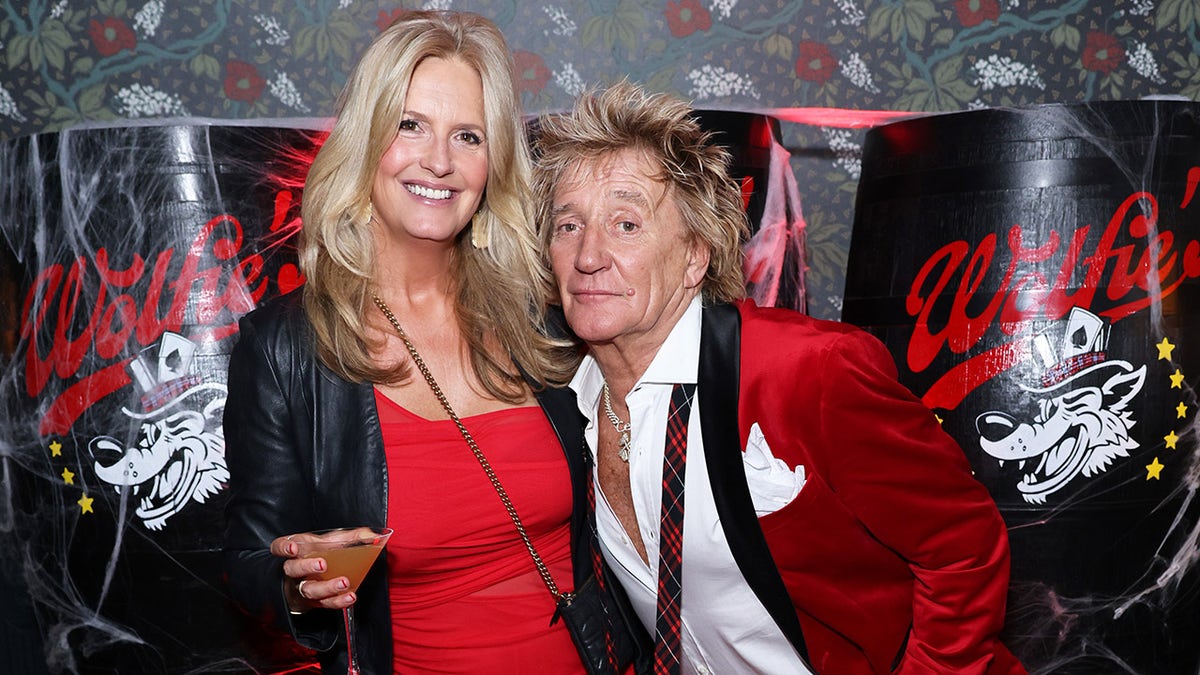 Penny Lancaster sorseggia un martini con il marito Rod Stewart