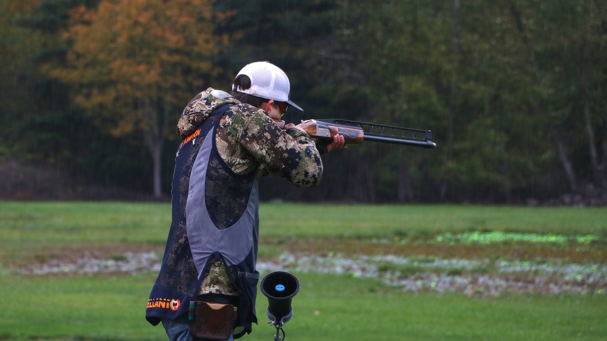 Un lycéen de Washington vise un fusil de chasse à portée de main