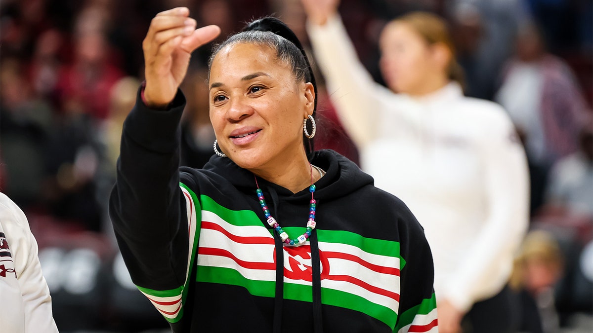 Dawn Staley entrena a su equipo