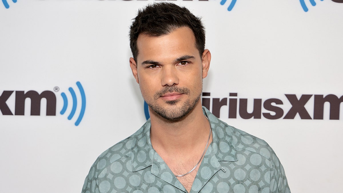 Taylor Lautner con una camisa estampada gris/azul