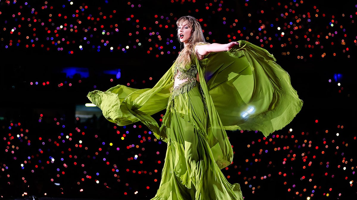 Taylor Swift usa vestido verde brilhante em palco no Brasil