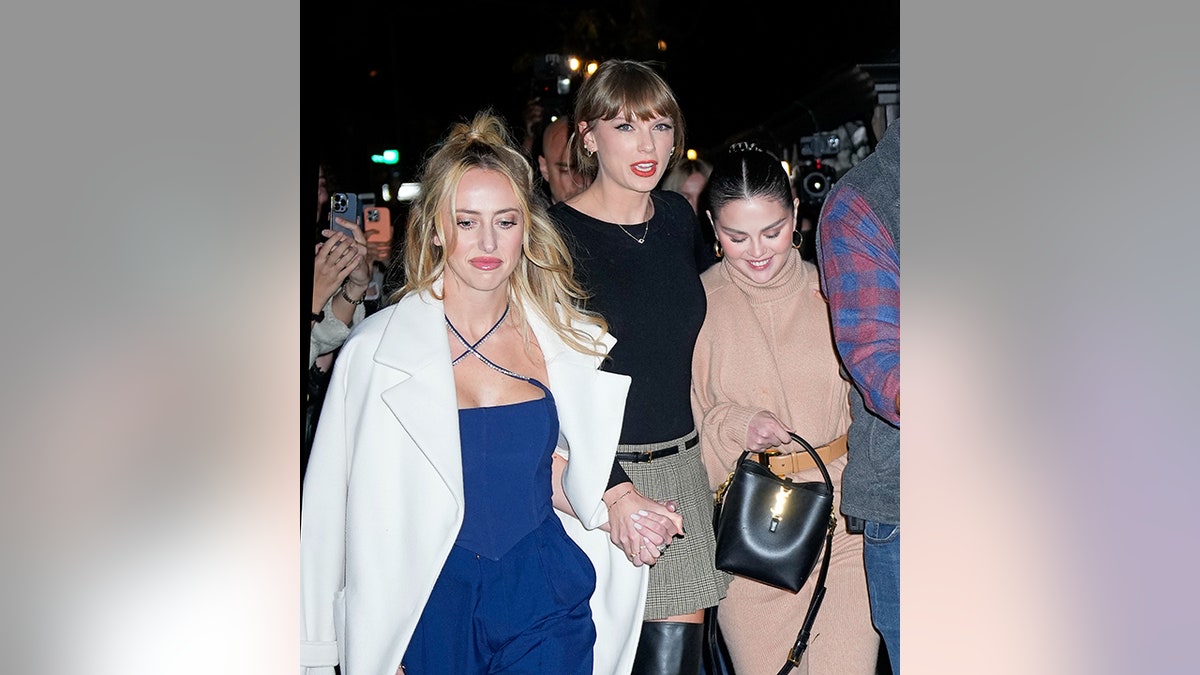 Taylor Swift caminha ao lado de Brittany Mahomes e Selena Gomez