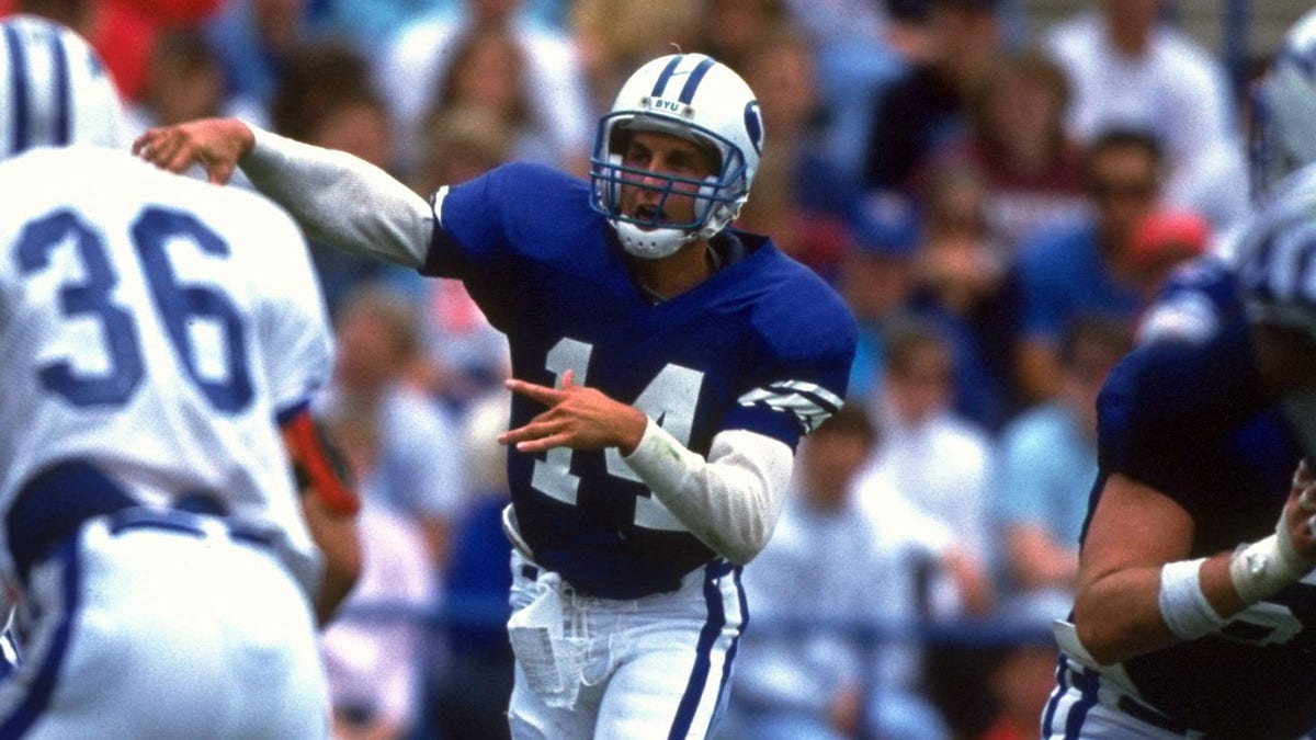 Heisman Trophy winner predicts ‘salary cap’ in college sports: ‘Something’s gotta give’ 2 Ty Detmer throwing