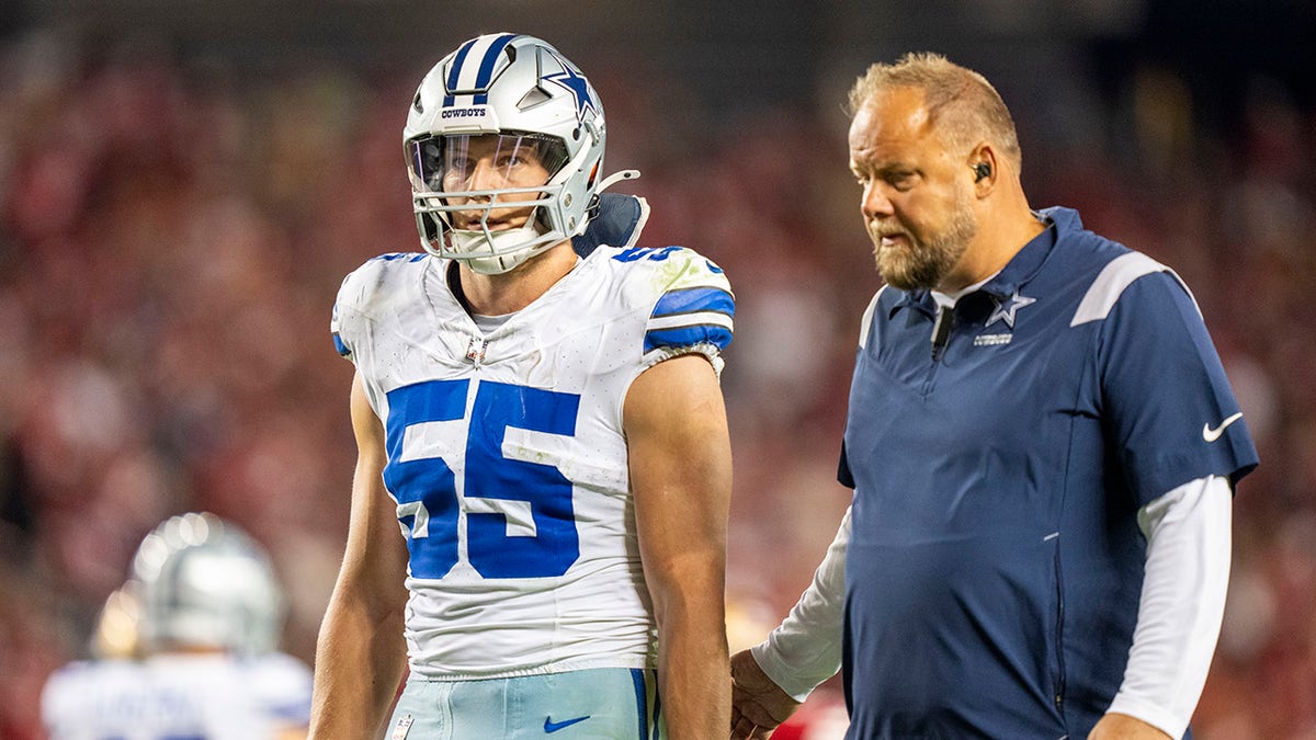 Leighton Vander Esch leaves a game due to injury