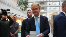 Dutch firebrand Geert Wilders threatens to revoke slavery apology as coalition talks drag