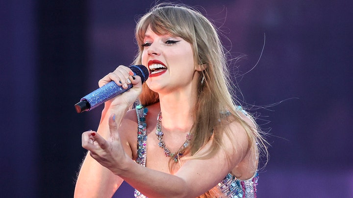 Travis Kelce blushes as Taylor Swift changes lyrics to reference him