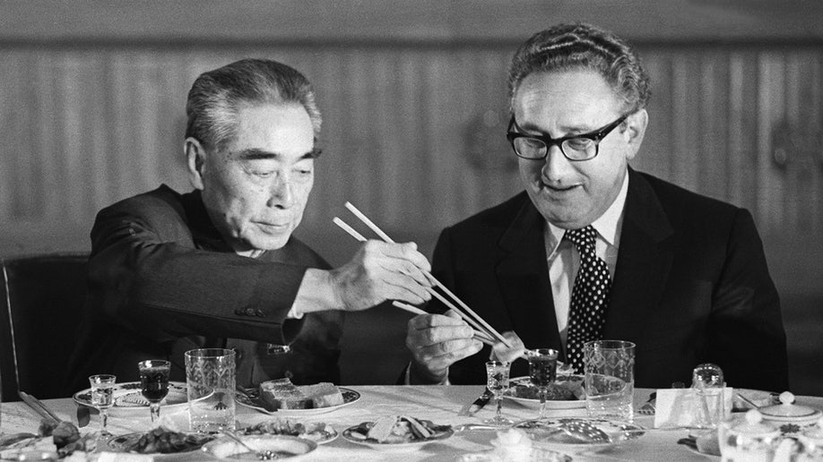 Henry Kissinger dines with Zhou Enlai