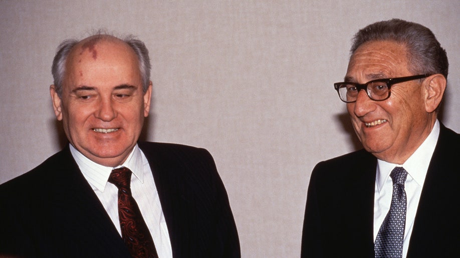 Mikhail Gorbatchev and Henry Kissinger