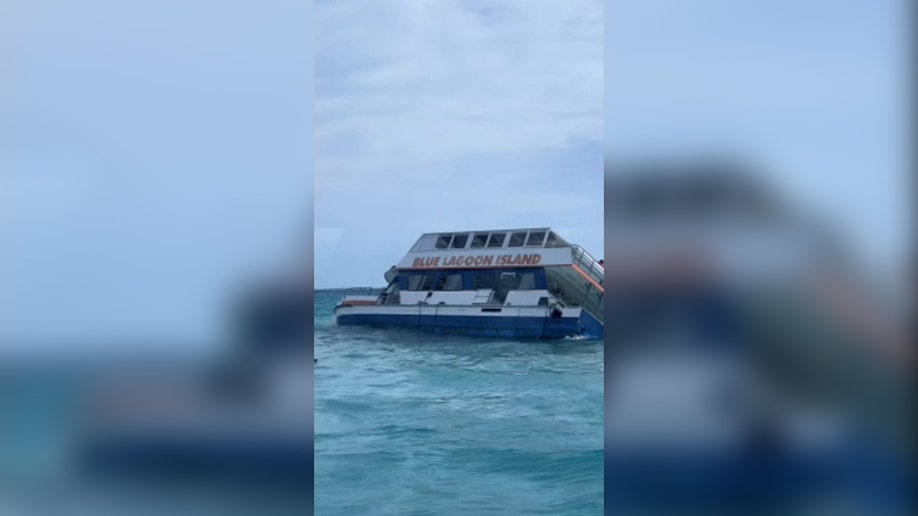 El buque de la isla de Blue Lagoon se hunde desde lejos