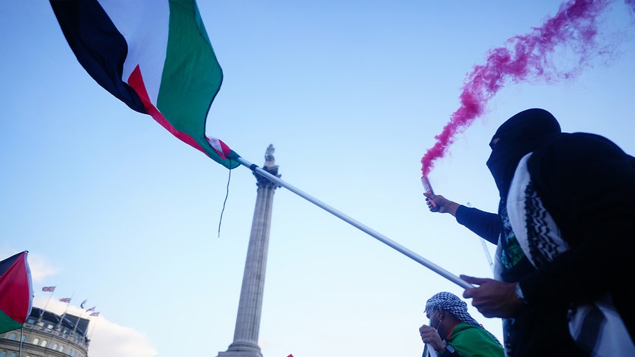 Un hombre sostiene una bandera palestina en una manifestación en Londres