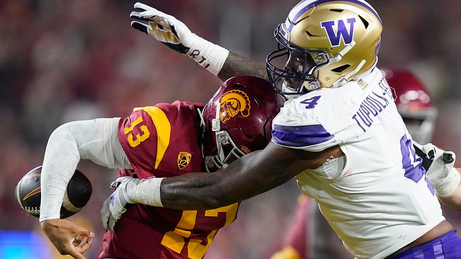 USC's Caleb Williams sobs as Trojans fall short against Washington