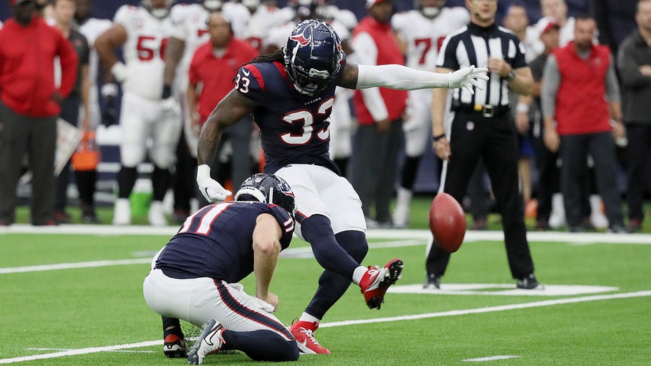 Texans' running back Dare Ogunbowale kicks field goal on emergency notice during wild game vs Bucs