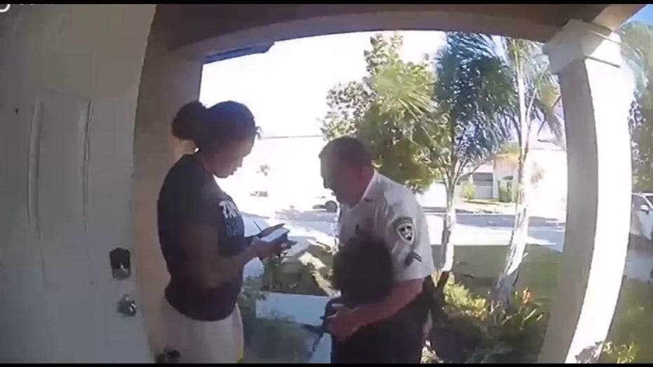 <div></noscript>Florida child calls 911 to 'hug a deputy': Officials</div>